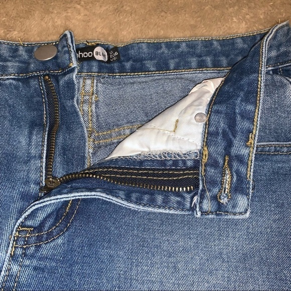 Boohoo Frayed Raw Hem Denim Mom Shorts Size 4 - Picture 6 of 10